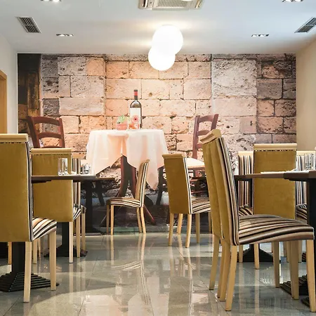 伯拉第斯拉瓦布鲁酒店 3*